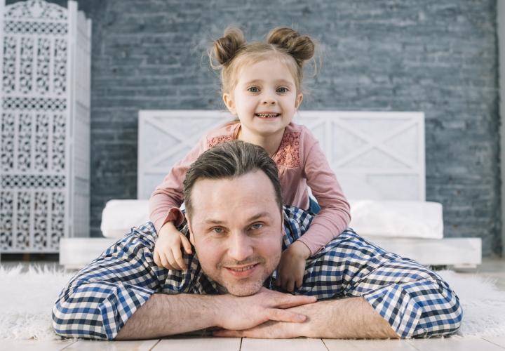 Ce învață o fată de la tatăl ei. „Nu trebuie să fii eroul ei cu pelerină/ Este suficient să faci ASTA”