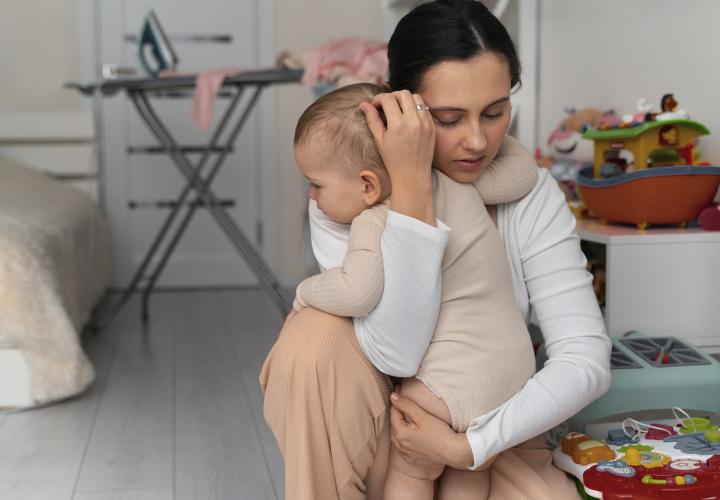 „Dacă tu ești obosit, ea este și mai obosită”: Un pediatru transmite un mesaj important taților