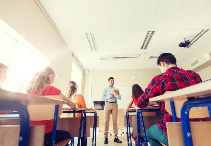 Pe ce pun accent noile programe școlare. „Sunt adaptate societății de acum, au o componentă care ține de gândirea critică” 