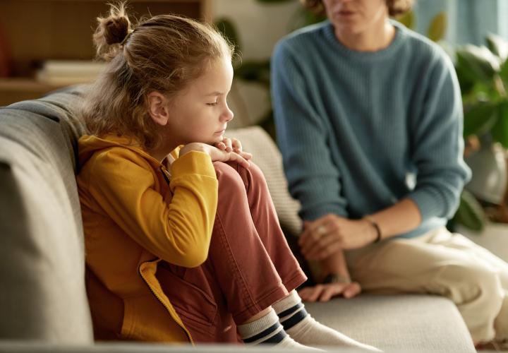 Cum le vorbești copiilor despre război, în funcție de vârstă? Pediatru: „Nu au încă filtre emoționale care să îi ajute”