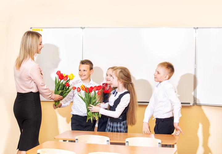 8 Martie, la școală. O învățătoare spune lucrurilor pe nume, după ce a plecat acasă cu brațele pline de flori: „Sunt un pic dezamăgită”