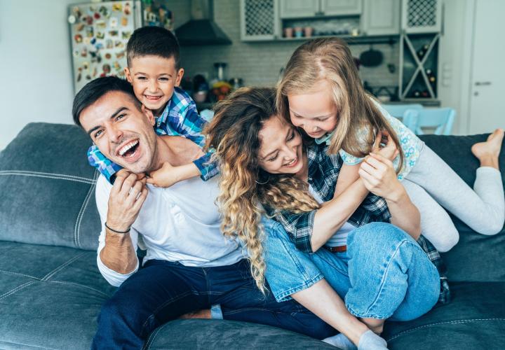  Râsul în familie îi ajută pe copii să se dezvolte