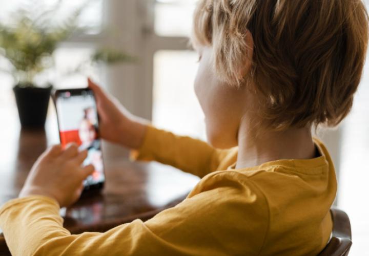 Copiii care petrec peste 3 ore pe social media, mai predispuși la anxietate și depresie