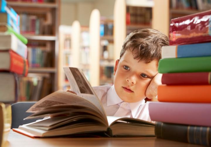 De ce NU mai citesc elevii? Sfaturi de la un profesor: „Elevul va deveni un cititor de cursă lungă” / VIDEO