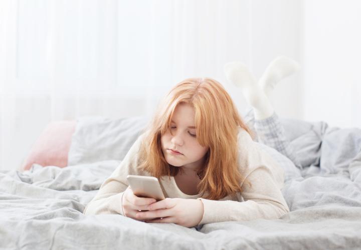  Copiii care petrec prea mult timp singuri dezvoltă de obicei aceste obiceiuri