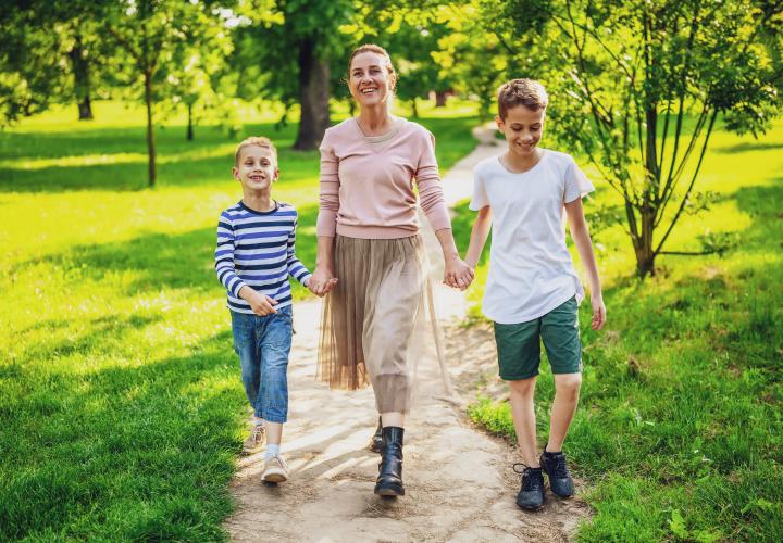 5 obiceiuri intenționate ale părinților care cresc copii remarcabil de capabili și rezilienți, conform experților în parenting