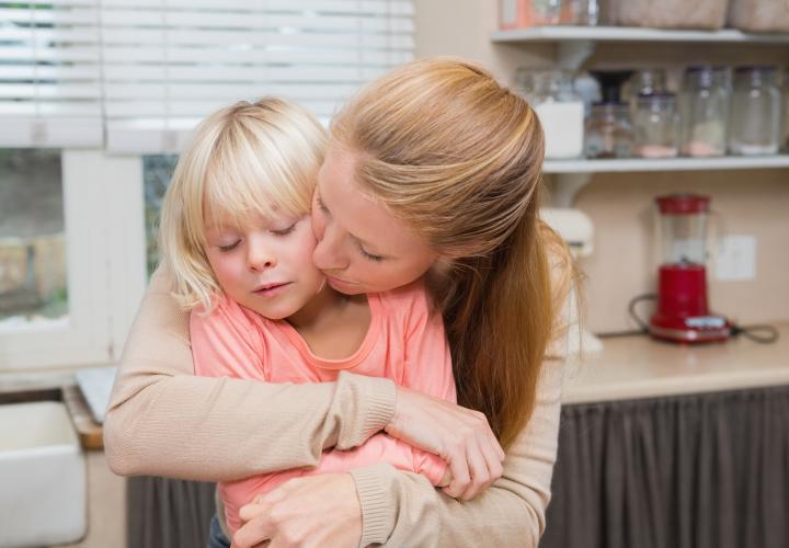 Toată lumea îi ironizează pe părinții „elicopter”, dar aceste 5 avantaje ți-ar putea schimba părerea