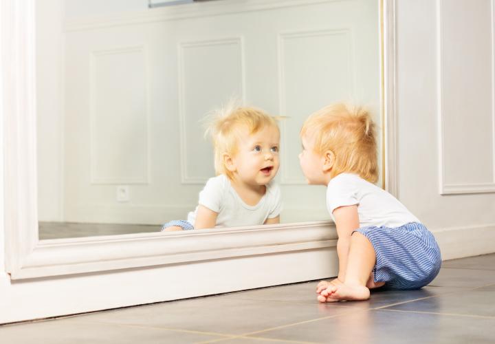 Când începe un bebeluș să se recunoască în oglindă sau în fotografii