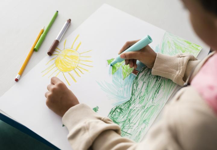 De ce desenează copiii soarele într-un colț și alte 3 curiozități despre desenul lor, explicate de un psiholog