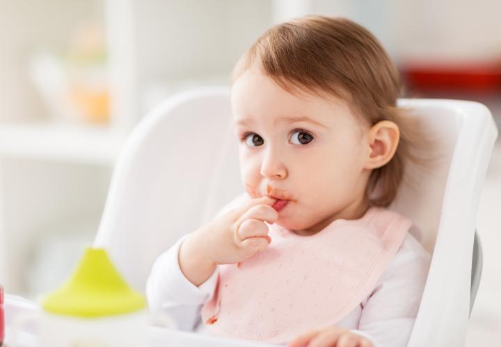 La ce vârstă își recunoaște un bebeluș propriul nume