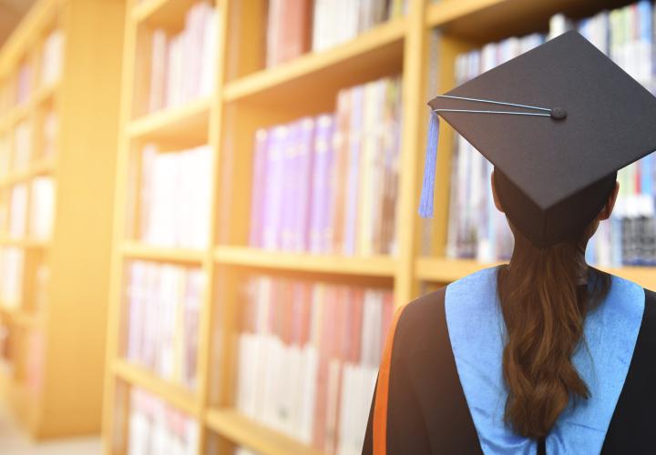 Mii de studenți români, afectați de scandalul burselor din Marea Britanie. Ce sume ar putea fi cerute înapoi