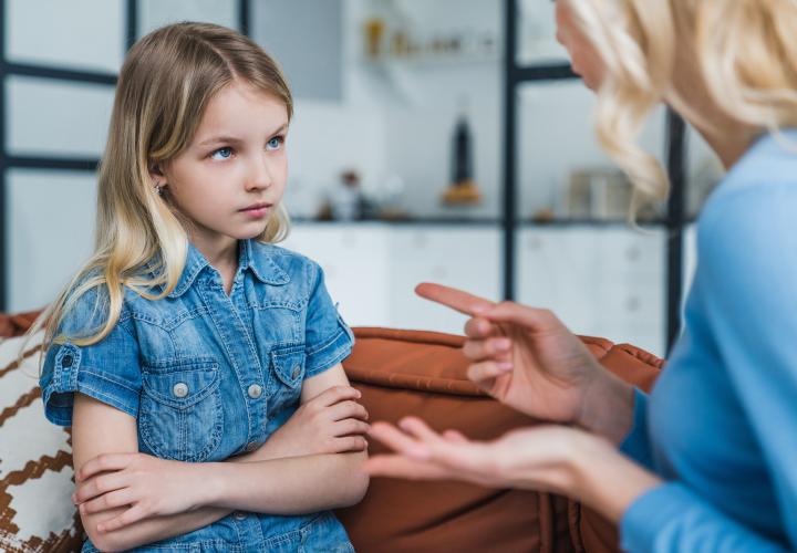 Îți faci griji că ești „polițistul rău” în ochii copilului tău? 3 motive pentru care acest rol nu este negativ, potrivit unui psiholog