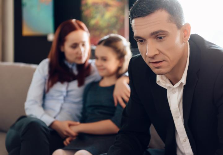 Semnele alienării parentale. Leca: Avem scenariul în care conflictul adultului „înghite” copilul  