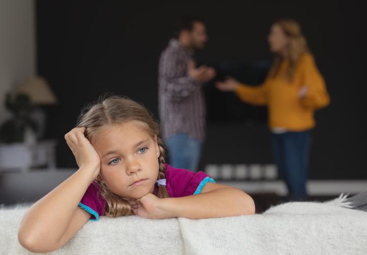 Cum îl protejezi pe copil când se află între doi părinți care nu se mai înțeleg? Leca: Prevenția alienării parentale începe exact aici