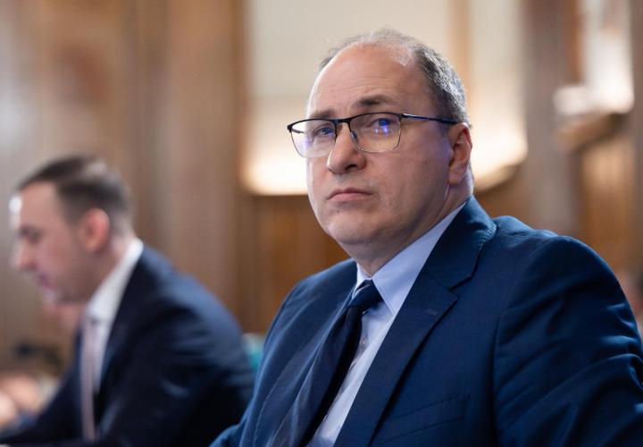 Mihai Dimian promite profesorilor, după consultările de la Ministerul Muncii: „Niciun salariu nu scade”