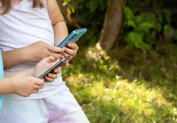 Studiu: Rețelele sociale cresc riscul de depresie la adolescenți. Cercetare de 10 ani despre impactul social media