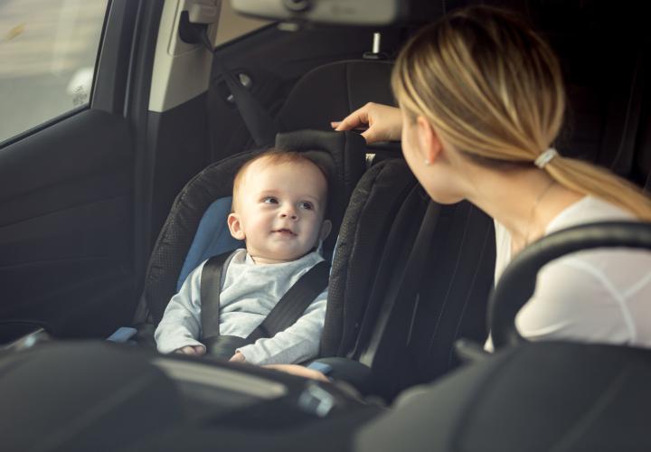 Siguranța auto a copiilor la drum lung. De ce „fentează” românii regulile de circulație și cum să gestionezi plânsul din scaun 