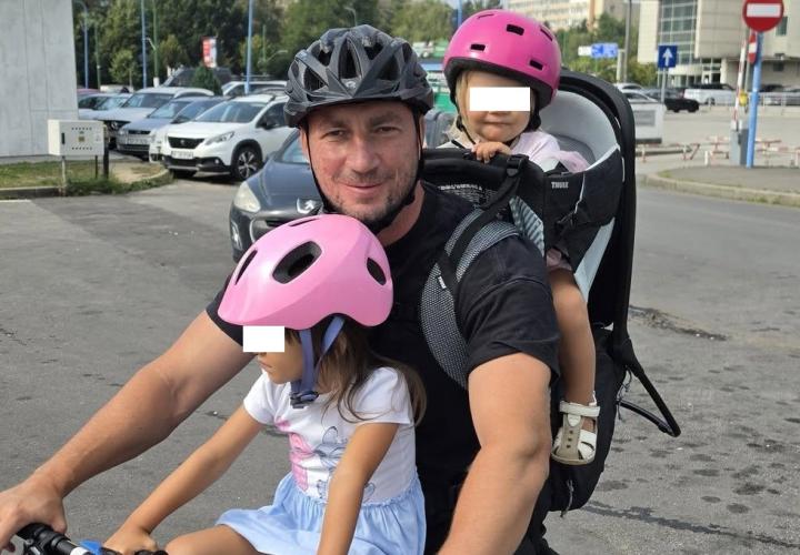 Marian Godină, reclamat pentru „rele tratamente aplicate minorului” după ce a publicat o fotografie cu fiicele sale pe bicicletă