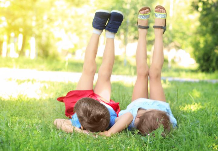 Copilul uită ce a învățat peste vară? 5 metode mai eficiente decât caietele de vacanță