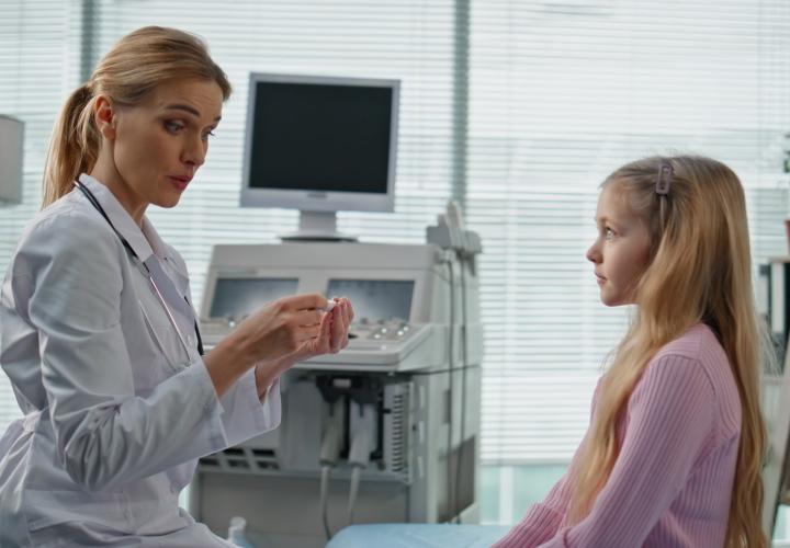 Cât de neregulată poate fi menstruația în primii ani? Dr. Oana Crețu spune când trebuie să mergi la medic / VIDEO