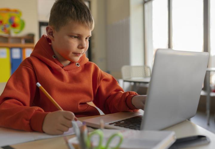Folosește copilul tău inteligența artificială pentru teme? Un studiu la scară largă avertizează: învață cu 20% mai puțin