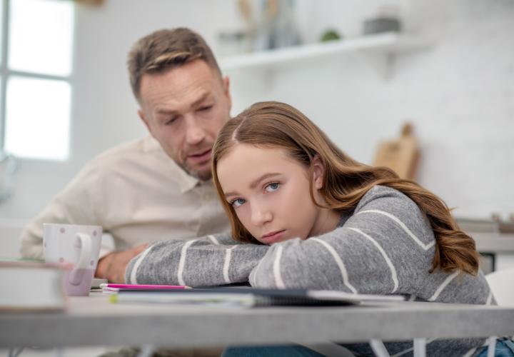 Copilul tău se poartă urât ca să îți atragă atenția? 5 lucruri pe care o psiholoagă vrea să le știi înainte să reacționezi