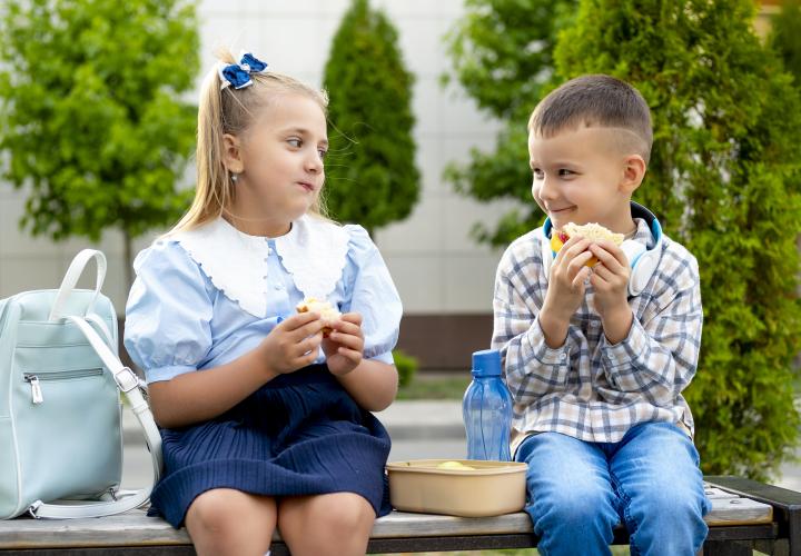 Ce trebuie să conțină pachetul de școală al copilului? Doi biochimiști, idei de gustări sănătoase și alimente care trebuie evitate