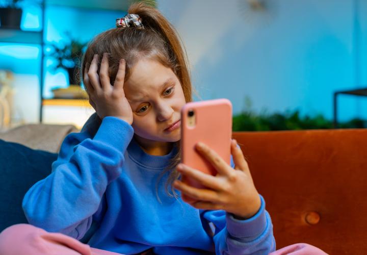 Cyberbullying și hărțuirea online a elevilor: S-a terminat cu scuza „nu s-a întâmplat în curtea școlii”, explică avocata Adelina Albu 
