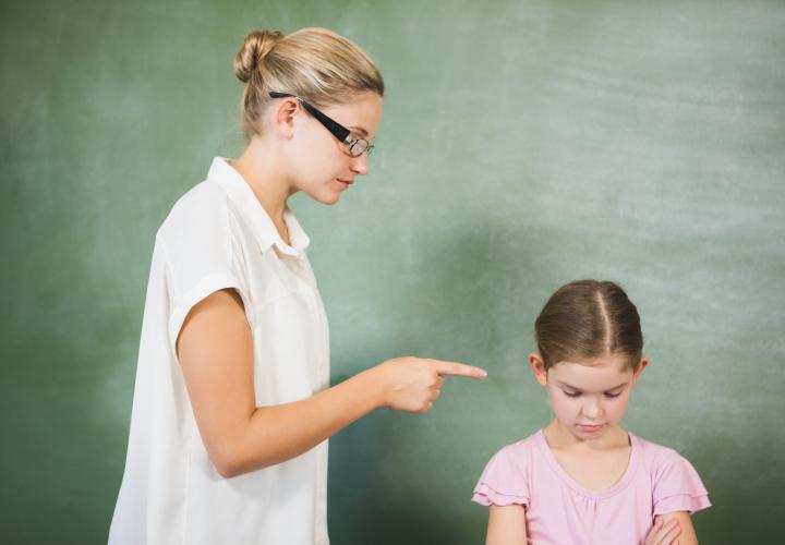 Profesorul care lovește sau umilește elevii riscă dosar penal! Adelina Albu dezvăluie ce pățesc dascălii violenți la clasă / VIDEO
