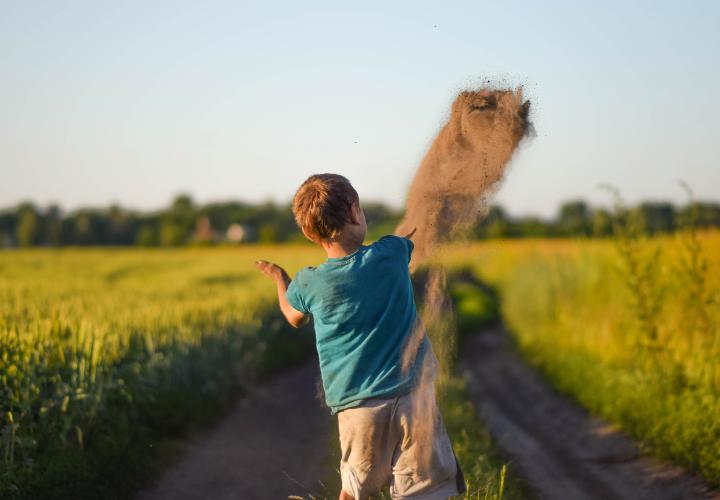 Parentingul pozitiv îi învață pe copii cum să experimenteze bucuria și previne riscul de depresie la maturitate - Studiu