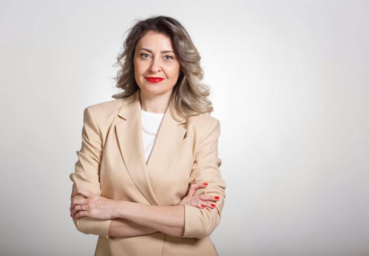 „Am învățat să prăjim oul în o sută de feluri, dar am uitat cum să creștem găina!” Prof. Claudia Chiru, despre capcana orelor remediale