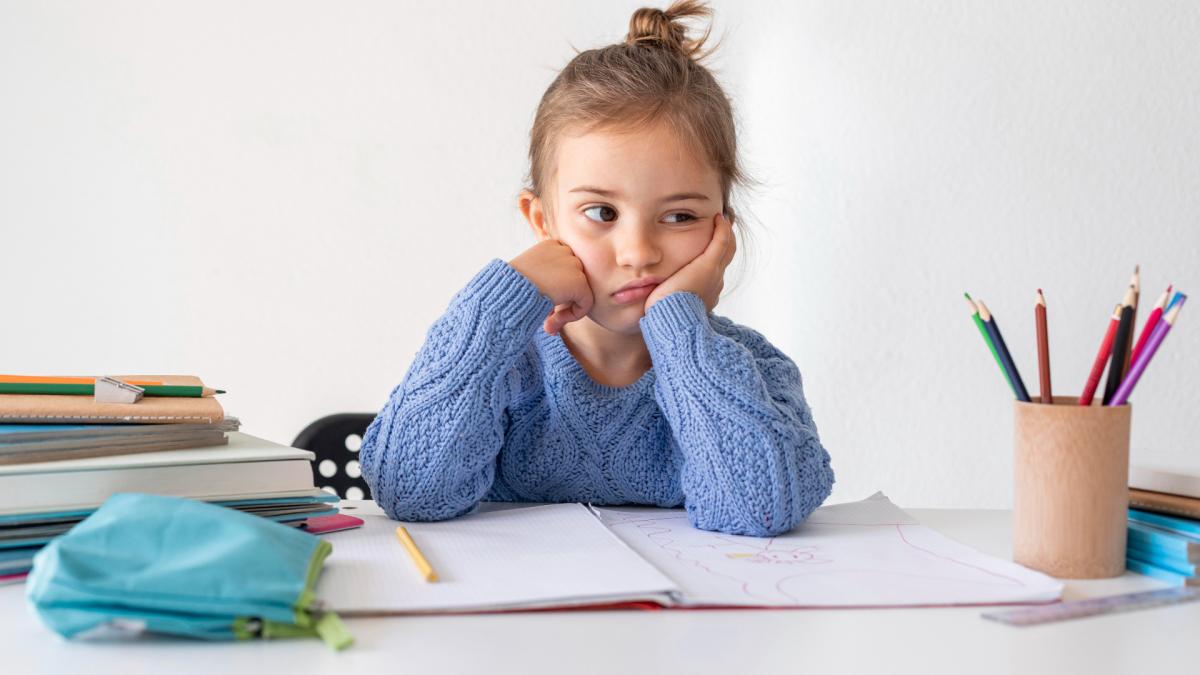 copil-cu-teme-pentru-acasa_21690000