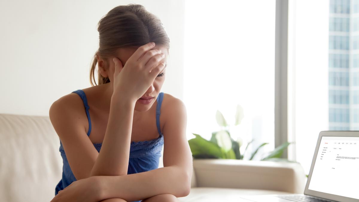 woman-upset-because-bad-news-e-mail-letter_00643600