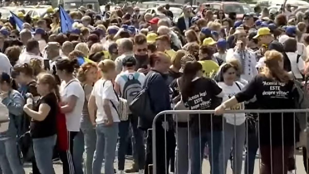 profesorii-protesteaza-in-fata-guvernului-canta-imnul-national-in-piata-victoriei_94642700