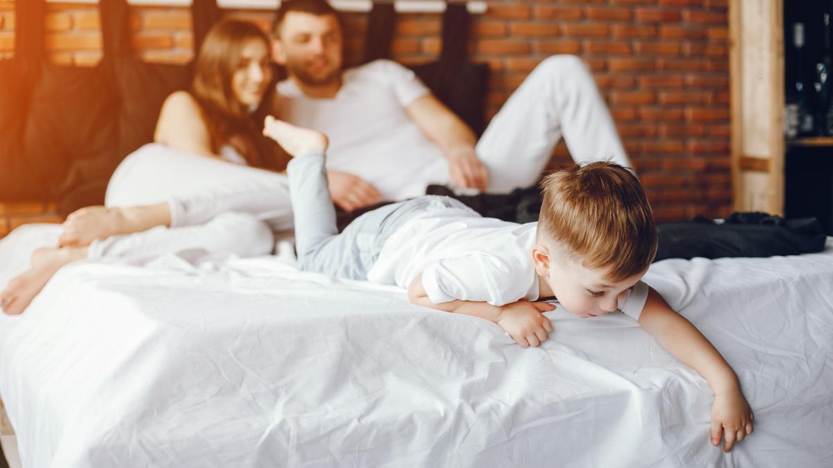 mami--inca-o-gura-de-apa-de-ce-copiii-intarzie-ora-de-culcare-si-ce-poti-face-tu-ca-sa-scapi-de-luptele-de-dinaintea-somnului-1_79403100