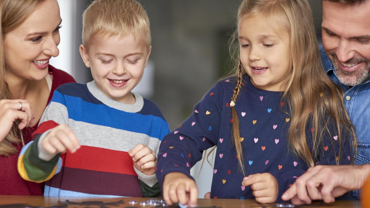 10-jocuri-de-calmare-pentru-copiii-cu-anxietate--ce-este-jocul-5-4-3-2-1--cum-il-ajuta-borcanul-mintii-si-ce-este-jocul-creier-fericit--creier-ingrijorat_05189100