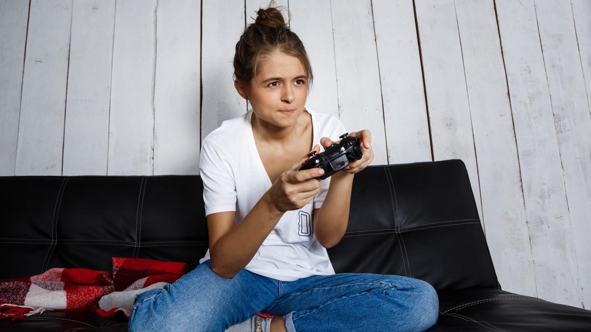 o-adolescenta-a-cheltuit-64-000-de-dolari-de-pe-cardul-mamei--dupa-ce-a-devenit-dependenta-de-jocurile-video-fata-spune-ca-nu-are-o-intelegere-clara-despre-bani_53873200