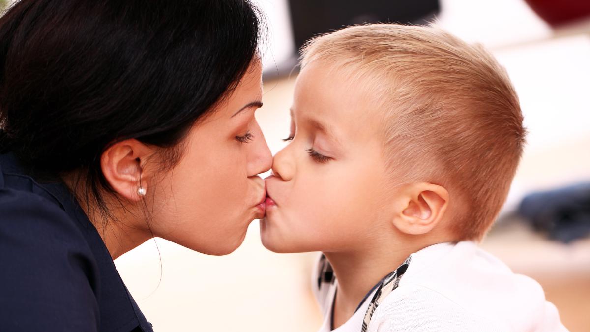 parintii-pot-pupa-copilul-pe-gura-ce-spun-expetii-despre-acest-gest-1_15963700