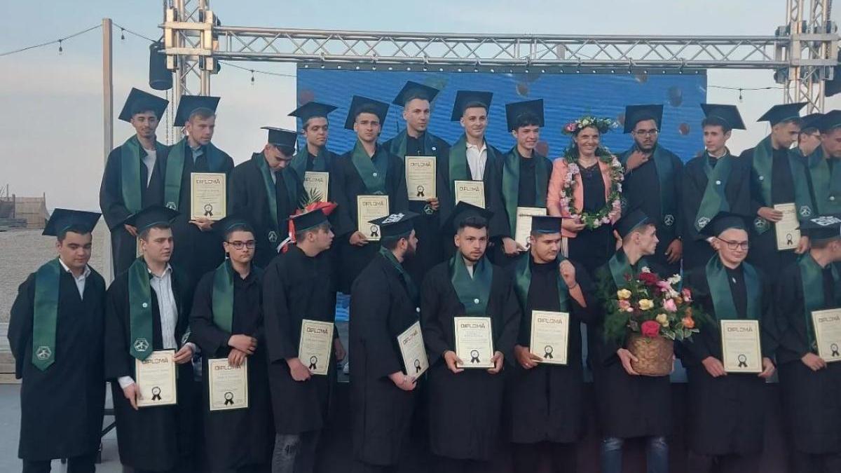 baiatul-meu-a-absolvit-liceul--mi-au-dat-lacrimile-cind-l-am-vazut-in-roba--pe-scena-povestea-nicoletei--o-cititoare-parintisipitici-ro_69599800