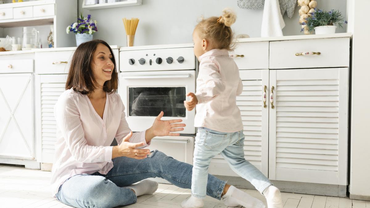 dr--mihail-arata-cati-bani-salveaza-o-mama-care-sta-acasa-cu-copilul-sa-corectam-o-greseala-sociala--suma-impresionanta-de-la-final-de-luna_37768300