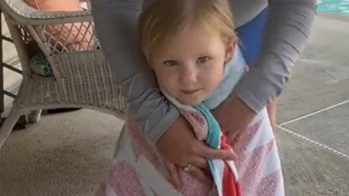 nu-mai-infasurati-umerii-copilului-cu-prosopul-avertismentul-unui-instructor-de-inot-pentru-parinti-acest-gest-aparent-inofensiv-poate-fi-fatal-1_19140800