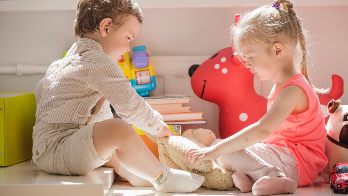 copilul-nu-vrea-sa-imparta-jucariile--un-expert-in-parenting-explica-motivele-nu-inseamna-ca-este-rau-sau-ca-intentioneaza-sa-faca-rau-altcuiva-1_33604200