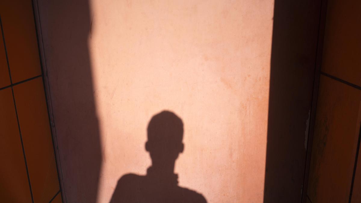 e2809eimi-e-tare-foamee2809d-copil-de-8-ani--lasat-singur-acasa-de-mama-zile-la-rand--gest-disperat-pentru-a-supravietui_64540300