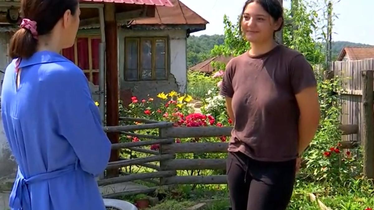 elevii-care-muncesc-pamanturile-altora--departe-de-casa-in-timp-ce-multi-absolventi-isi-fac-planuri-pentru-facultate--unii-tineri-pleaca-in-strainatate_11298000