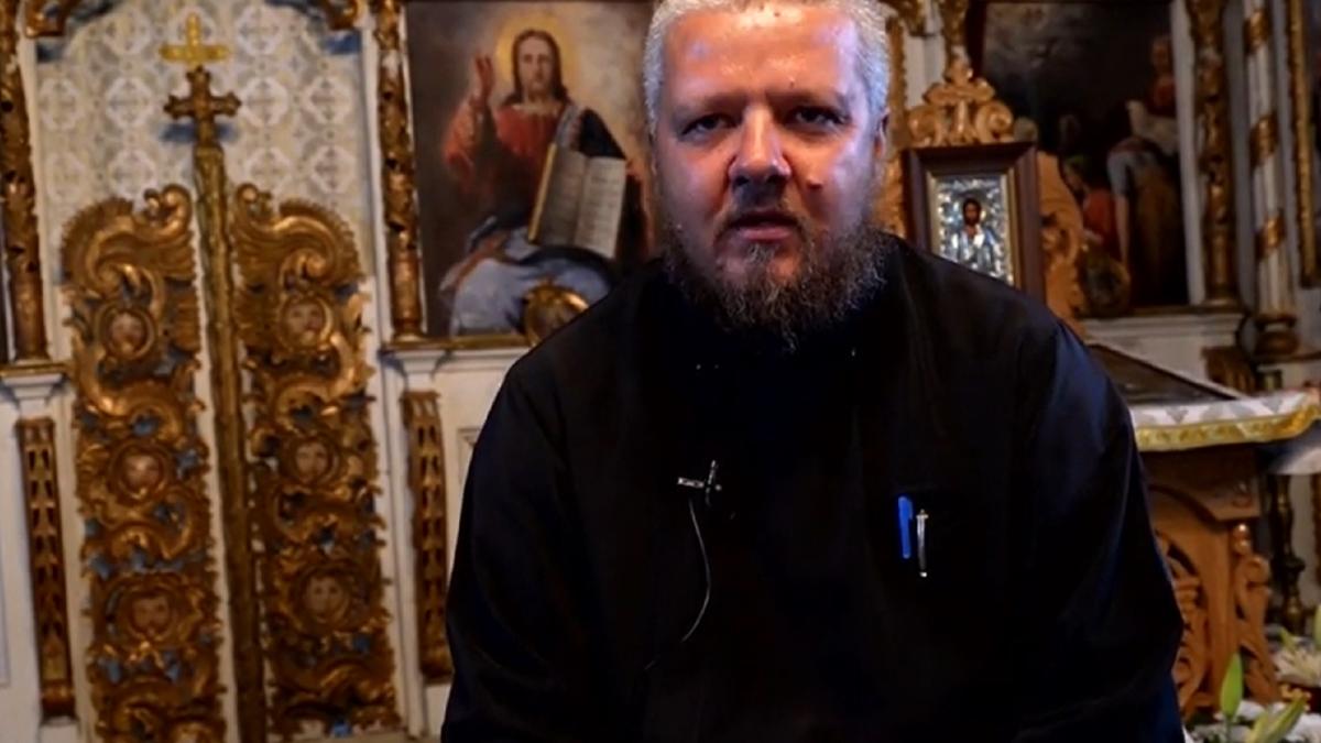 fara-scoala-nu-ajungi-nicaieri-gestul-inedit-al-unui-preot-pentru-a-atrage-copiii-la-biserica-si-la-invatatura-este-viitorul-vostru-in-joc_22890700