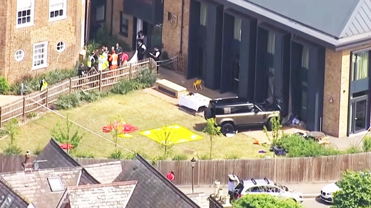 imaginile-zilei-vin-din-wimbledon---parinti-in-lacrimi-la-portile-scolii-unde-un-land-rover-a-intrat-intr-un-grup-de-copii-e2809eo-scena-ingrozitoaree2809d--foto-video-1_64408000