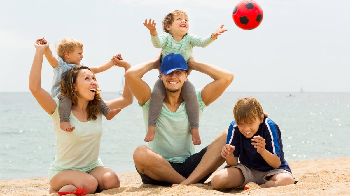 11-jocuri-distractive-de-jucat-pe-plaja-cu-copiii-adu-distractie-si-voie-buna-intregii-familii-cu-aceste-idei-geniale-1_87681800