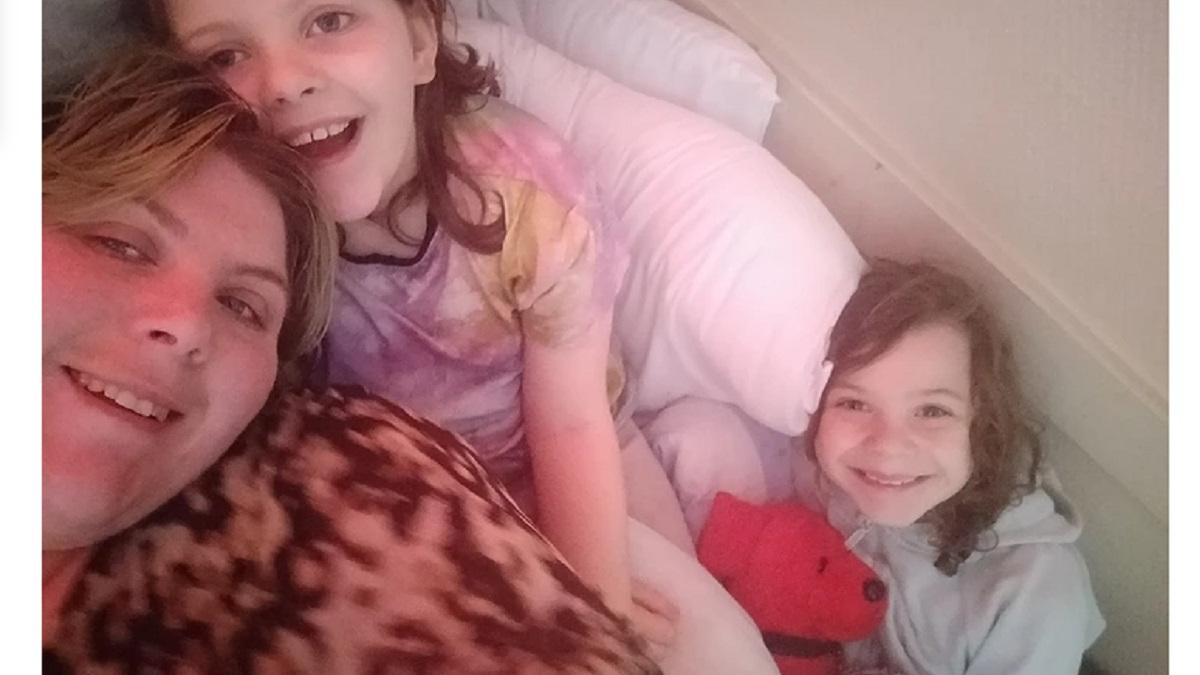 mama-care-ii-lasa-pe-cei-trei-copii-ai-ei-sa-doarma-atunci-cand-vor-se-culca-tarziu--se-trezesc-tarziu--si-asta-e-in-regula_17243600