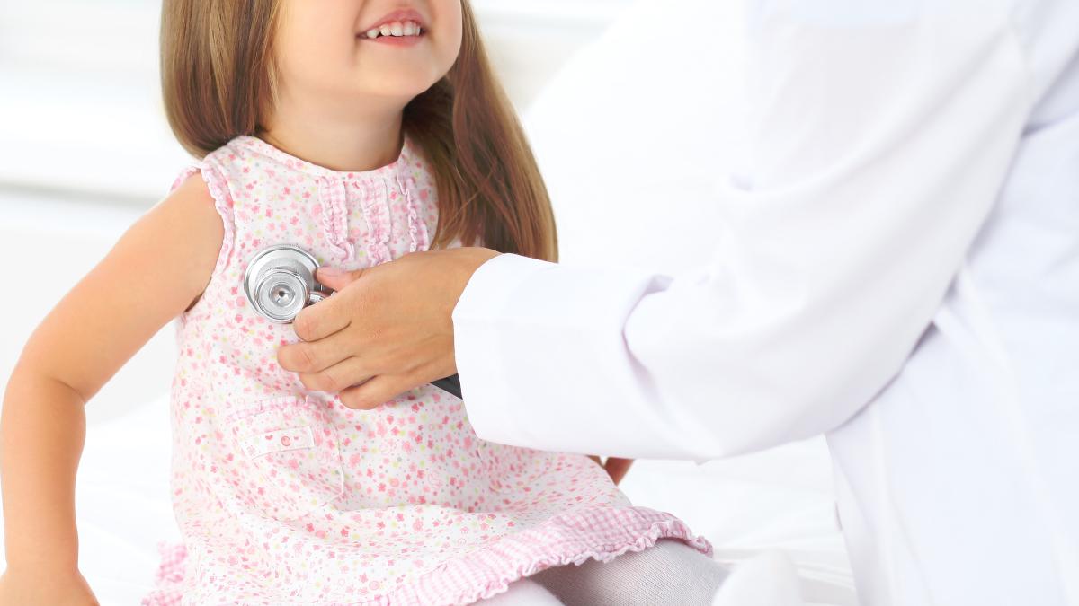 imagine-zguduitoare-cu-o-mama-care-asculta-inima-baietelului-ei-cum-bate-in-pieptul-altui-copil-inima-fiului-meu-bate---foto_89617700