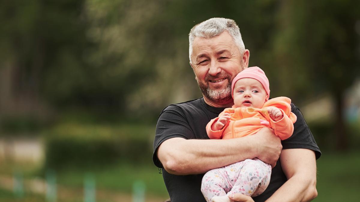 parinti-dupa-65-de-ani-pana-la-ce-varsta-poate-un-barbat-sa-aiba-copii-expert-in-jurul-acestei-varste-incep-sa-intampine-probleme_00913600